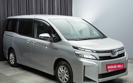 Toyota Voxy III, 2017 год, 2 187 000 рублей, 3 фотография