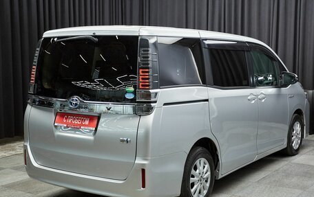Toyota Voxy III, 2017 год, 2 187 000 рублей, 4 фотография