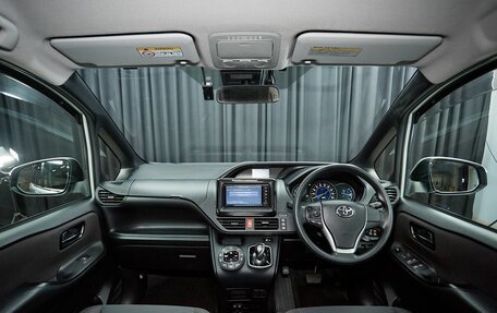 Toyota Voxy III, 2017 год, 2 187 000 рублей, 7 фотография