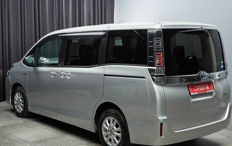 Toyota Voxy III, 2017 год, 2 187 000 рублей, 6 фотография