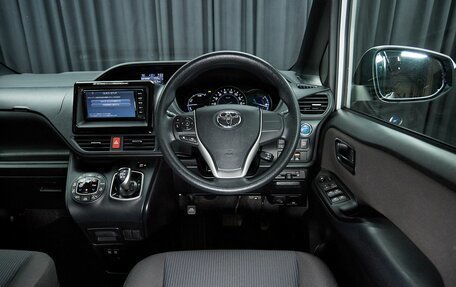 Toyota Voxy III, 2017 год, 2 187 000 рублей, 8 фотография