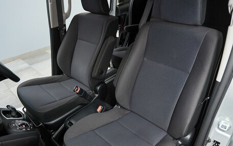 Toyota Voxy III, 2017 год, 2 187 000 рублей, 13 фотография