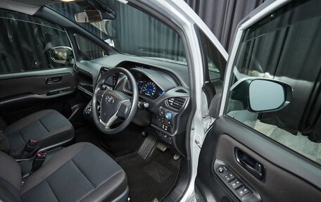 Toyota Voxy III, 2017 год, 2 187 000 рублей, 14 фотография