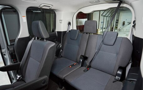 Toyota Voxy III, 2017 год, 2 187 000 рублей, 9 фотография