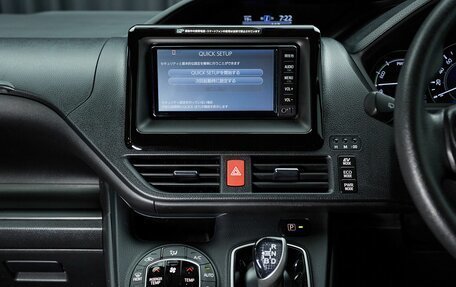 Toyota Voxy III, 2017 год, 2 187 000 рублей, 18 фотография