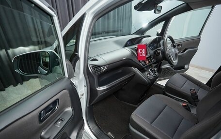 Toyota Voxy III, 2017 год, 2 187 000 рублей, 12 фотография