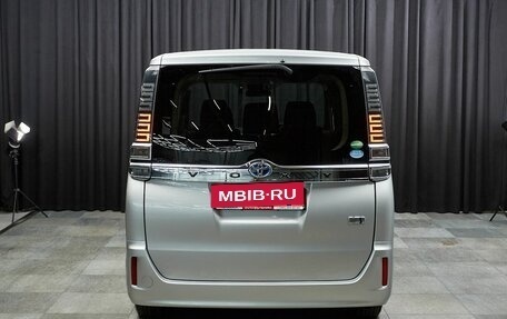 Toyota Voxy III, 2017 год, 2 187 000 рублей, 5 фотография