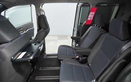 Toyota Voxy III, 2017 год, 2 187 000 рублей, 11 фотография