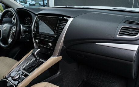 Mitsubishi Pajero Sport III рестайлинг, 2020 год, 3 790 000 рублей, 7 фотография