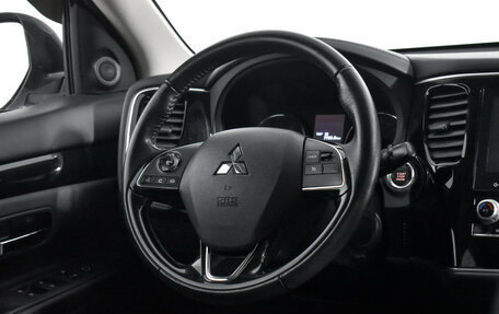 Mitsubishi Outlander III рестайлинг 3, 2021 год, 1 989 000 рублей, 14 фотография