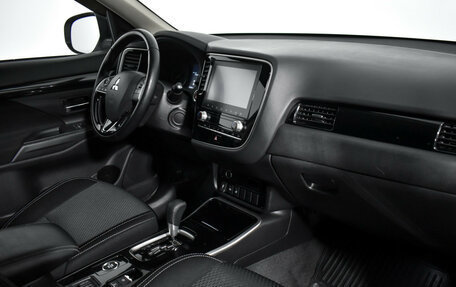 Mitsubishi Outlander III рестайлинг 3, 2021 год, 1 989 000 рублей, 13 фотография