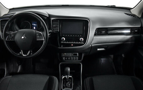 Mitsubishi Outlander III рестайлинг 3, 2021 год, 1 989 000 рублей, 15 фотография