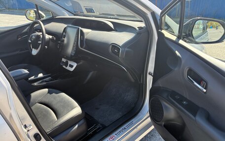 Toyota Prius IV XW50, 2017 год, 2 350 000 рублей, 8 фотография