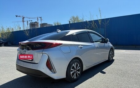 Toyota Prius IV XW50, 2017 год, 2 350 000 рублей, 4 фотография