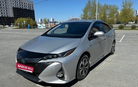 Toyota Prius IV XW50, 2017 год, 2 350 000 рублей, 2 фотография