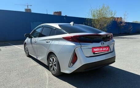 Toyota Prius IV XW50, 2017 год, 2 350 000 рублей, 3 фотография
