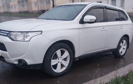 Mitsubishi Outlander III рестайлинг 3, 2014 год, 1 400 000 рублей, 2 фотография