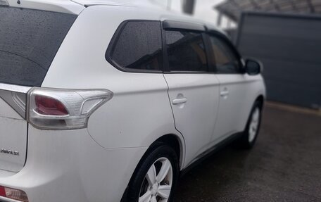 Mitsubishi Outlander III рестайлинг 3, 2014 год, 1 400 000 рублей, 5 фотография