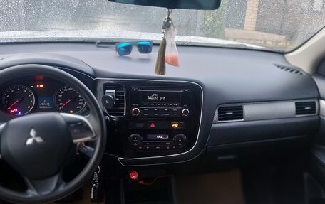 Mitsubishi Outlander III рестайлинг 3, 2014 год, 1 400 000 рублей, 11 фотография