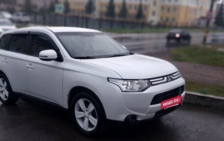 Mitsubishi Outlander III рестайлинг 3, 2014 год, 1 400 000 рублей, 3 фотография