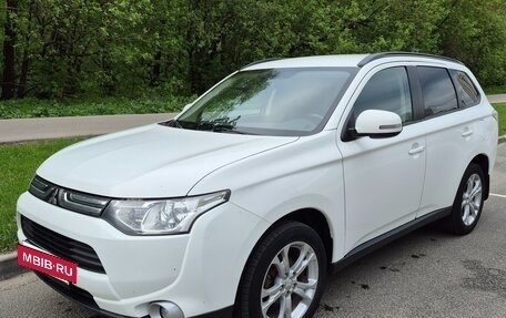 Mitsubishi Outlander III рестайлинг 3, 2013 год, 1 200 000 рублей, 2 фотография