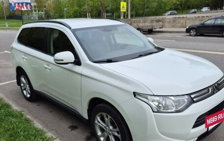 Mitsubishi Outlander III рестайлинг 3, 2013 год, 1 200 000 рублей, 10 фотография