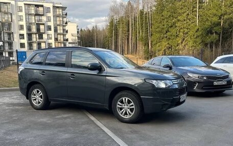 Mitsubishi Outlander III рестайлинг 3, 2014 год, 1 410 000 рублей, 2 фотография