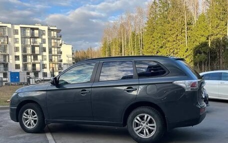 Mitsubishi Outlander III рестайлинг 3, 2014 год, 1 410 000 рублей, 7 фотография