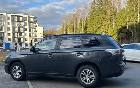 Mitsubishi Outlander III рестайлинг 3, 2014 год, 1 410 000 рублей, 10 фотография