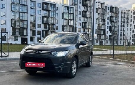 Mitsubishi Outlander III рестайлинг 3, 2014 год, 1 410 000 рублей, 3 фотография