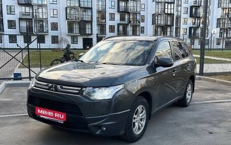Mitsubishi Outlander III рестайлинг 3, 2014 год, 1 410 000 рублей, 13 фотография