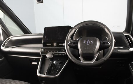 Toyota Voxy, 2022 год, 4 200 000 рублей, 5 фотография