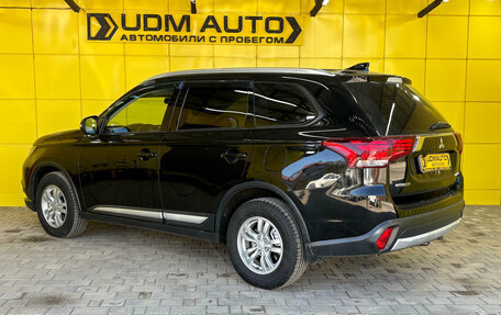 Mitsubishi Outlander III рестайлинг 3, 2017 год, 1 599 000 рублей, 12 фотография