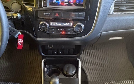 Mitsubishi Outlander III рестайлинг 3, 2017 год, 1 599 000 рублей, 19 фотография