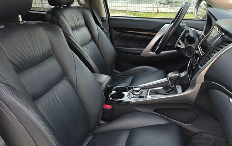 Mitsubishi Pajero Sport III рестайлинг, 2017 год, 3 400 000 рублей, 11 фотография