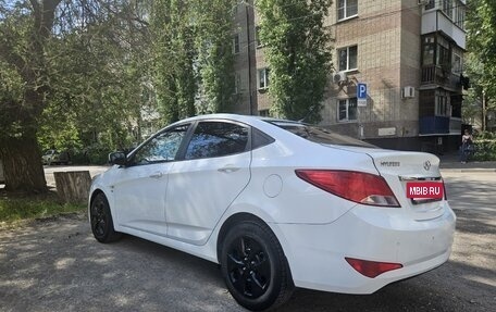 Hyundai Solaris II рестайлинг, 2015 год, 850 000 рублей, 3 фотография