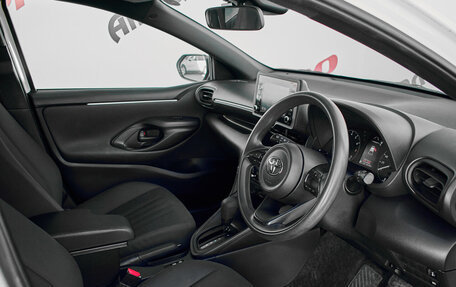 Toyota Yaris, 2021 год, 1 370 000 рублей, 11 фотография
