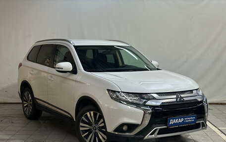 Mitsubishi Outlander III рестайлинг 3, 2020 год, 2 290 000 рублей, 2 фотография