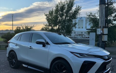 Toyota Harrier, 2021 год, 6 000 000 рублей, 2 фотография