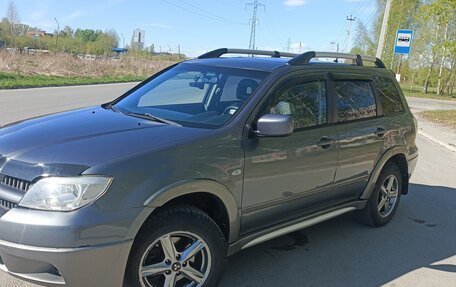 Mitsubishi Outlander III рестайлинг 3, 2004 год, 600 000 рублей, 3 фотография