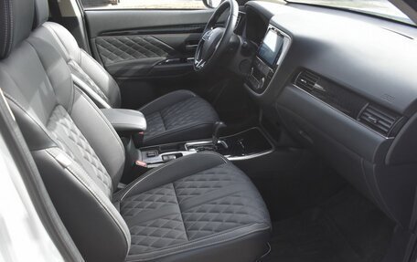 Mitsubishi Outlander III рестайлинг 3, 2022 год, 2 885 000 рублей, 10 фотография