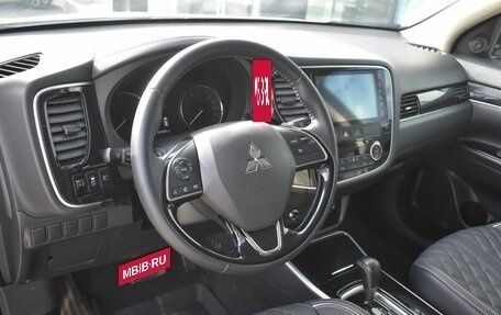 Mitsubishi Outlander III рестайлинг 3, 2022 год, 2 885 000 рублей, 13 фотография