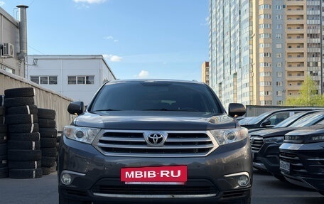 Toyota Highlander III, 2012 год, 1 999 000 рублей, 2 фотография