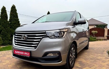 Hyundai Grand Starex Grand Starex I рестайлинг 2, 2019 год, 3 700 000 рублей, 1 фотография