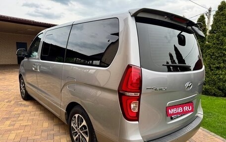 Hyundai Grand Starex Grand Starex I рестайлинг 2, 2019 год, 3 700 000 рублей, 3 фотография