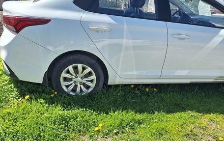 Hyundai Solaris II рестайлинг, 2017 год, 450 000 рублей, 1 фотография