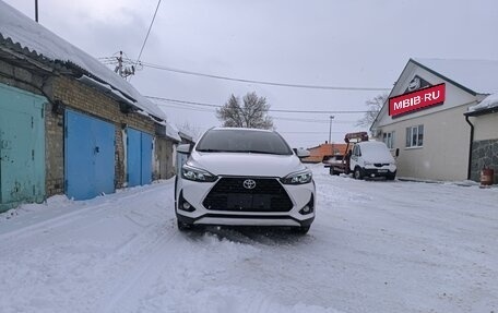 Toyota Yaris XP150 рестайлинг, 2022 год, 1 900 000 рублей, 2 фотография