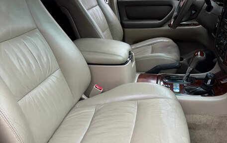 Toyota Land Cruiser 100 рестайлинг 2, 2001 год, 1 755 000 рублей, 13 фотография