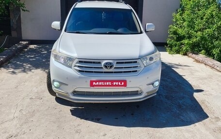 Toyota Highlander III, 2013 год, 1 590 000 рублей, 2 фотография