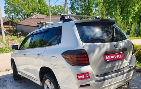 Toyota Highlander III, 2013 год, 1 590 000 рублей, 4 фотография